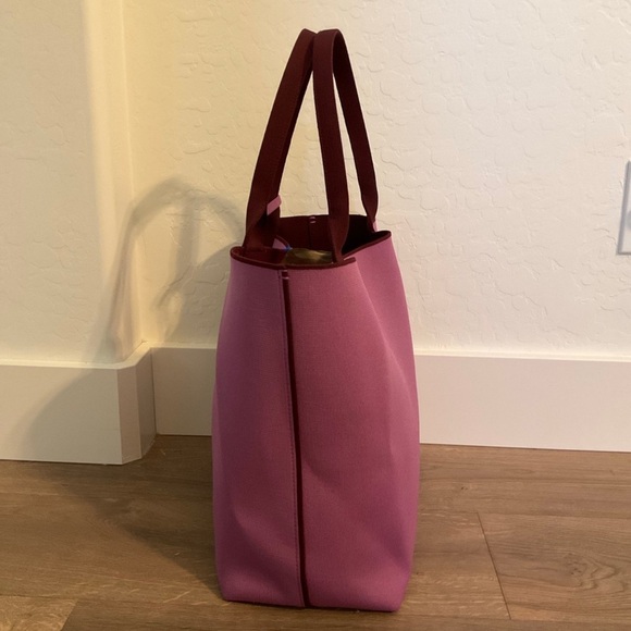 Rothy’s the Lightweight Tote in Collegiate Currant color - Picture 6 of 12